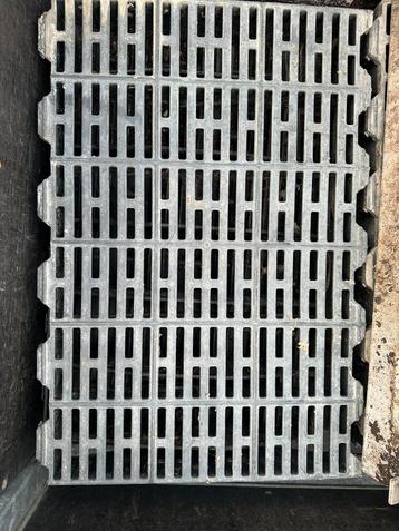 Kunsstof roosters beschikbaar voor biedingen