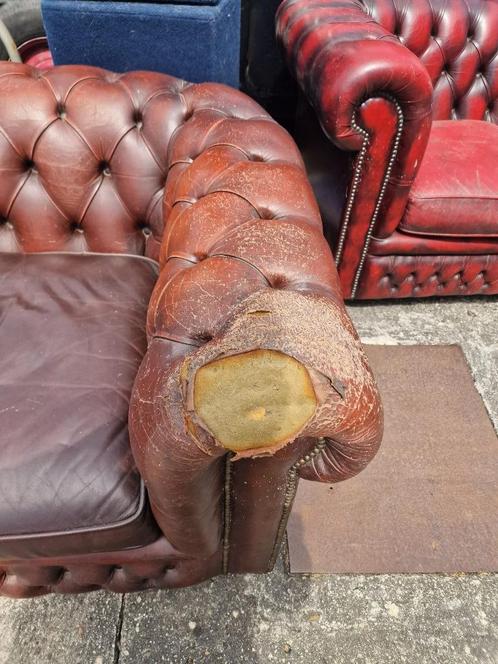 Originele Chesterfield 2-zitsbank – echt leer – restauratiep, Huis en Inrichting, Banken | Bankstellen, Gebruikt, Driepersoons