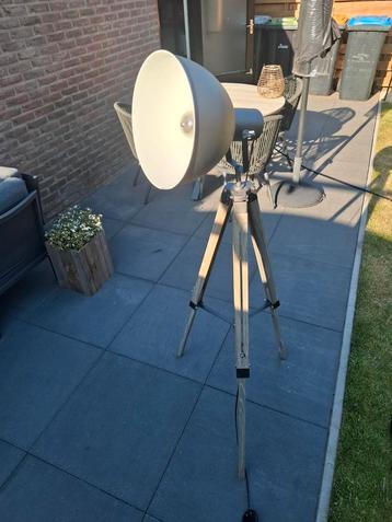 Industriële vloerlamp te koop beschikbaar voor biedingen