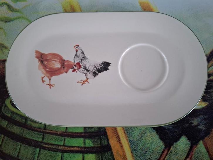 Ovaal Schoteltje met Kippen Design, Huis en Inrichting, Keuken | Servies, Gebruikt, Bord(en), Overige stijlen, Aardewerk, Ophalen of Verzenden