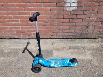 Kinderstep met 3 wielen en lichtjes beschikbaar voor biedingen