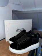 Alexander McQueen maat 43 suède, Ophalen of Verzenden, Zo goed als nieuw, Sneakers of Gympen, Zwart