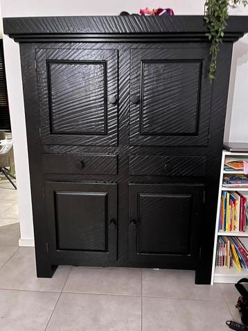 Mooie stevig houten kast beschikbaar voor biedingen