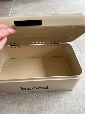 Broodbox beige creme beschikbaar voor biedingen