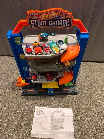 HotWheels stunt garage met 11 autootjes en 1 helikopter. beschikbaar voor biedingen