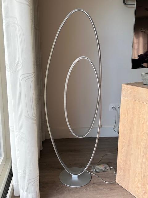 Moderne LED Staande Lamp - Grijs Aluminium - Dimbaar, Huis en Inrichting, Lampen | Vloerlampen, Gebruikt, 100 tot 150 cm, Metaal