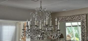 Elegante Kroonluchter met Kristallen Details beschikbaar voor biedingen