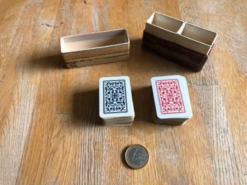 Oud patience doosje met twee pakken miniatuur speelkaarten beschikbaar voor biedingen