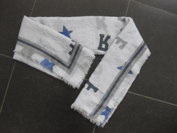 Sjaal lichtblauw met letters en sterren  beschikbaar voor biedingen