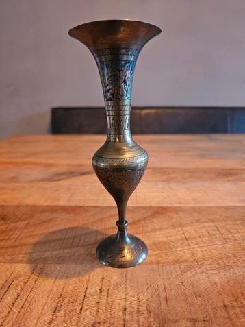Vintage Geëtste Messing Vaas uit India beschikbaar voor biedingen