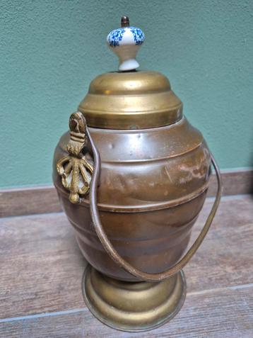 Antieke koperen doofpot met porceleine delfsblauwe knop beschikbaar voor biedingen