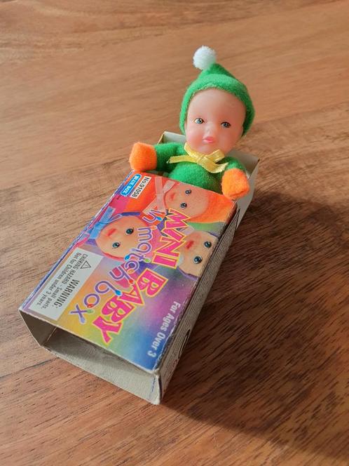 Mini baby in matchbox / Mini dolls / Lucifer popje groen, Kinderen en Baby's, Speelgoed | Poppen, Zo goed als nieuw, Overige typen