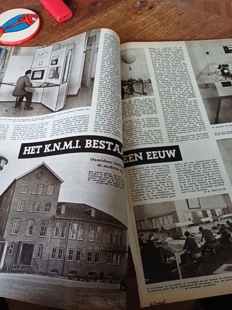 Artikel Het KNMI bestaat een eeuw De Bilt 1954, Ophalen of Verzenden, 1940 tot 1960, Knipsel(s)