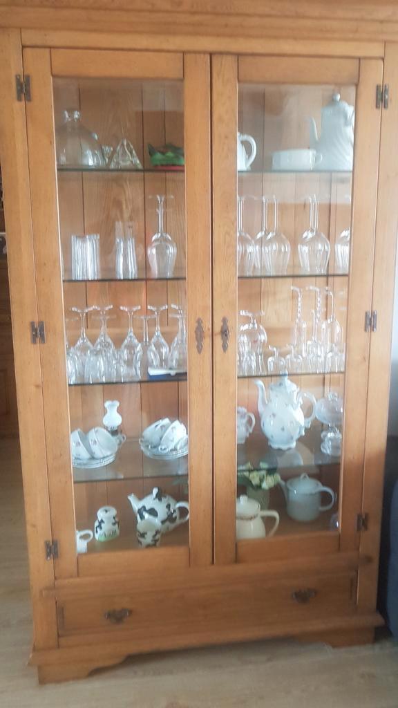 Mooie vitrinekast in licht eiken, Huis en Inrichting, Kasten | Dressoirs, Ophalen