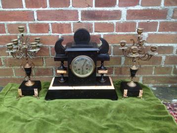 Franse zwart-rood marmeren penduleklok met zijkandelaren. beschikbaar voor biedingen