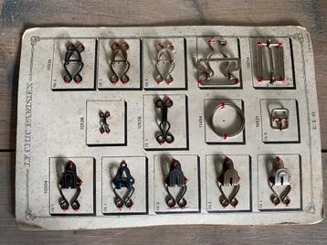 Le Chic Parisien verschillende metalen gespen sluitingen. beschikbaar voor biedingen