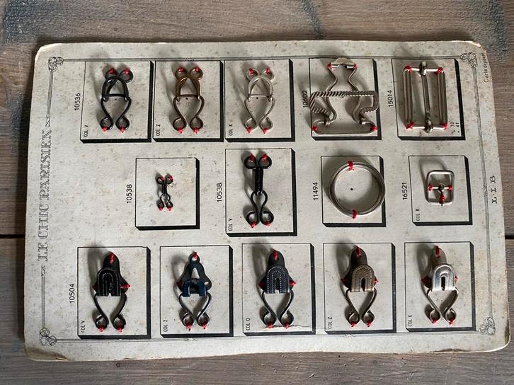 Le Chic Parisien verschillende metalen gespen sluitingen., Antiek en Kunst, Antiek | Kleding en Accessoires, Ophalen of Verzenden