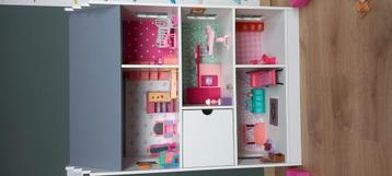 Leuk poppenhuis met veel accessoires  beschikbaar voor biedingen