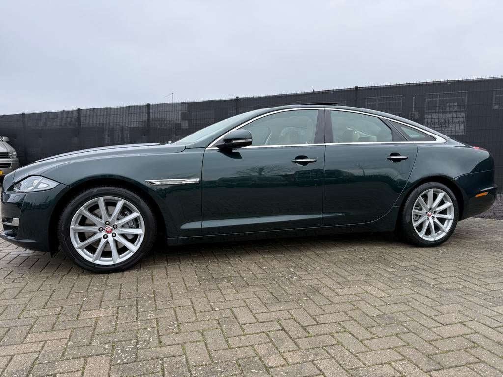 Jaguar XJ 2.0 premium luxury AUT 2017 British Racing Green, Automaat, Achterwielaandrijving, 4 cilinders, Particulier