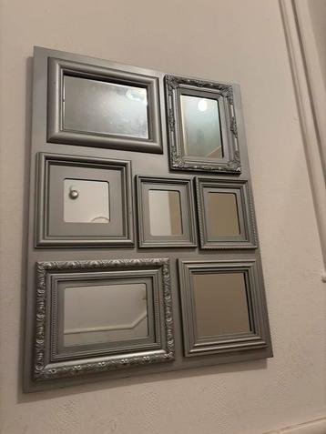 Mooie Spiegelwand met Meerdere Spiegels beschikbaar voor biedingen