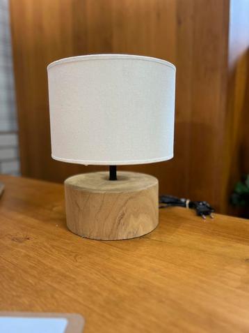 Tafellamp hout met witte stoffen kap – sfeervolle lamp beschikbaar voor biedingen