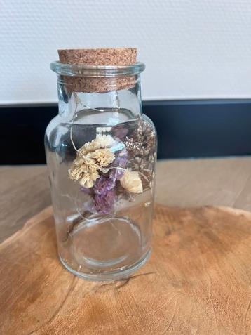 Vaasje met droogbloemetjes en lichtjes beschikbaar voor biedingen