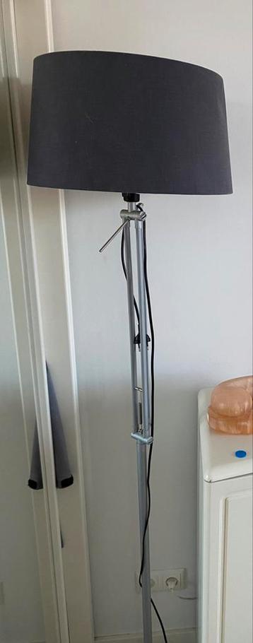 Staande retro lamp grijs vraag €15,00 beschikbaar voor biedingen