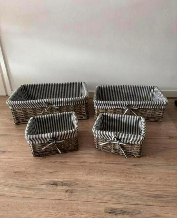 Rieten manden set, 4 stuks, Huis en Inrichting, Woonaccessoires | Schalen en Manden, Zo goed als nieuw, Mand, Rechthoekig, Riet