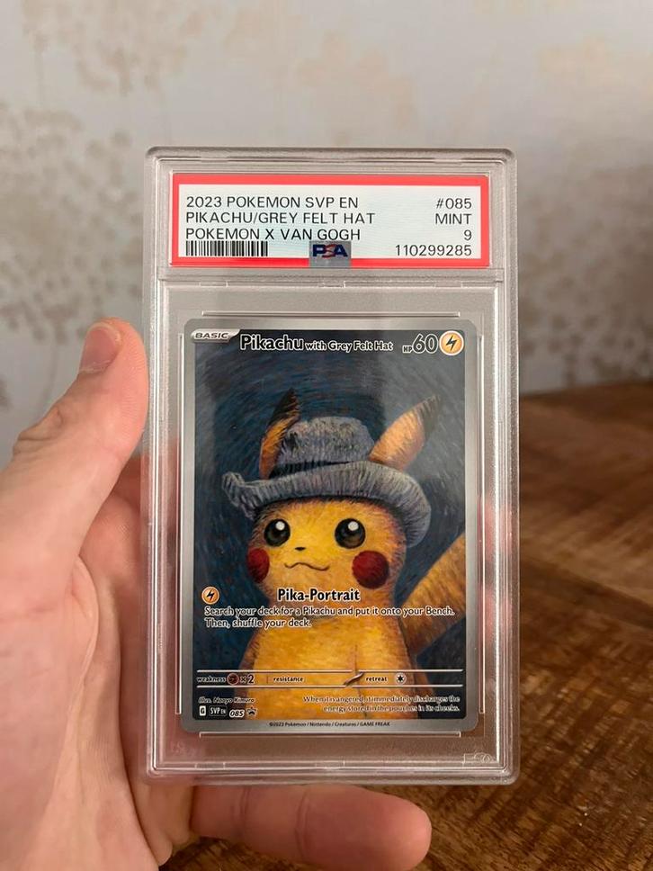 Pokemon TCG - Pikachu with Grey Felt Hat PSA 9 (Van Gogh), Hobby en Vrije tijd, Verzamelkaartspellen | Pokémon, Nieuw, Losse kaart