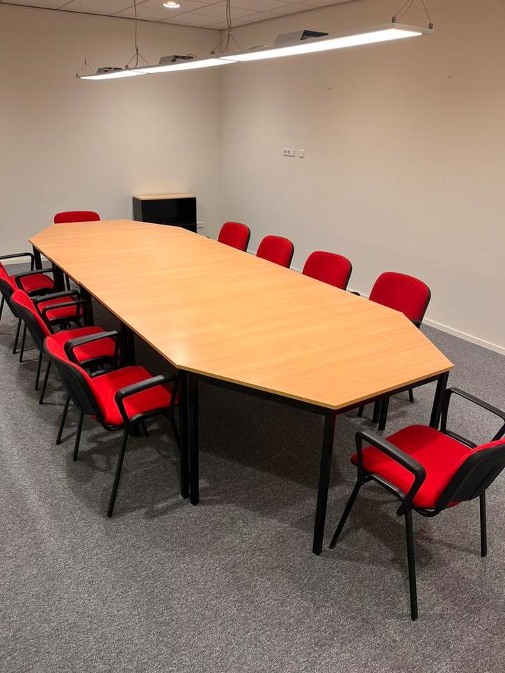 Stoelen 10 + tafels, Huis en Inrichting, Stoelen, Gebruikt, Vijf, Zes of meer stoelen, Hout, Kunststof, Stof, Rood, Ophalen