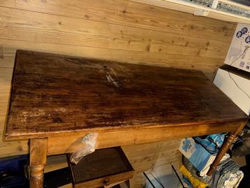 Grote bruine tafel beschikbaar voor biedingen