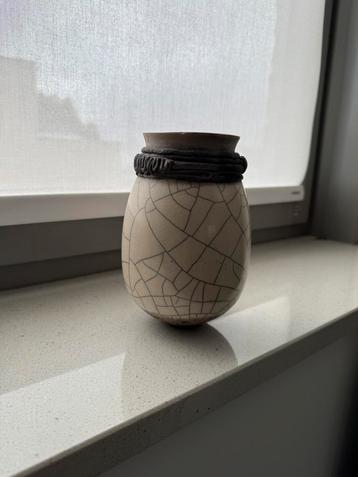 Raku gebrande vaas beschikbaar voor biedingen