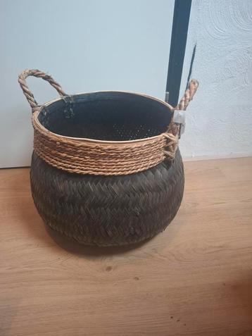 Mooie rieten mand met handvatten beschikbaar voor biedingen