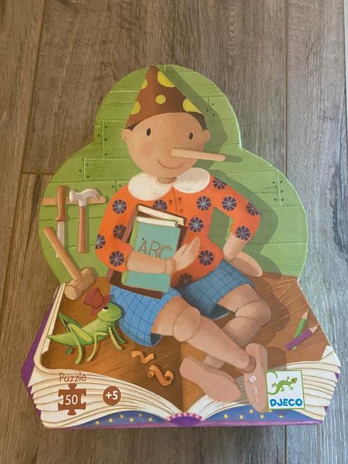 Te koop: Djeco Pinocchio Puzzel – 50 stukjes – 62 x 20 cm, Kinderen en Baby's, Speelgoed | Kinderpuzzels, Zo goed als nieuw, 10 tot 50 stukjes