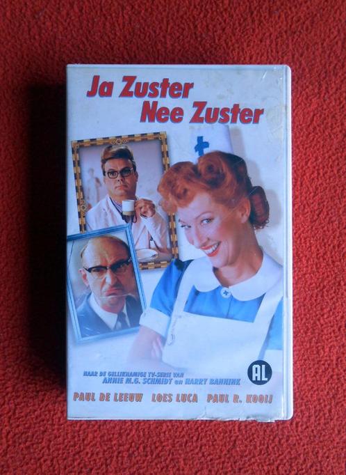 Video: Ja Zuster, Nee Zuster (met oa. Paul de Leeuw), Cd's en Dvd's, VHS | Kinderen en Jeugd, Kinderprogramma's en -films, Alle leeftijden