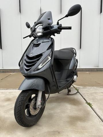 Piaggio Zip 45km 2023 carbon beschikbaar voor biedingen