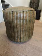 Mooie lederen olijfgroene poef., Huis en Inrichting, Banken | Voetenbanken en Poefen, Ophalen, Minder dan 50 cm, Rond, Zo goed als nieuw