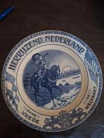 Delfts blauw bord, herrijzend Nederland, Antiek en Kunst, Antiek | Wandborden en Tegels, Ophalen of Verzenden