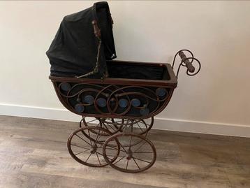 Antieke poppenwagen beschikbaar voor biedingen