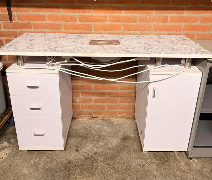 Nageltafel met afzuiging, Huis en Inrichting, Bureaus, Zo goed als nieuw, Bureau, Ophalen