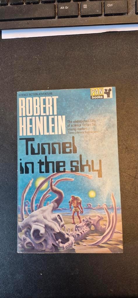 Tunnel in the Sky - Robert Heinlein - PAN Books, Boeken, Science fiction, Gelezen, Ophalen of Verzenden