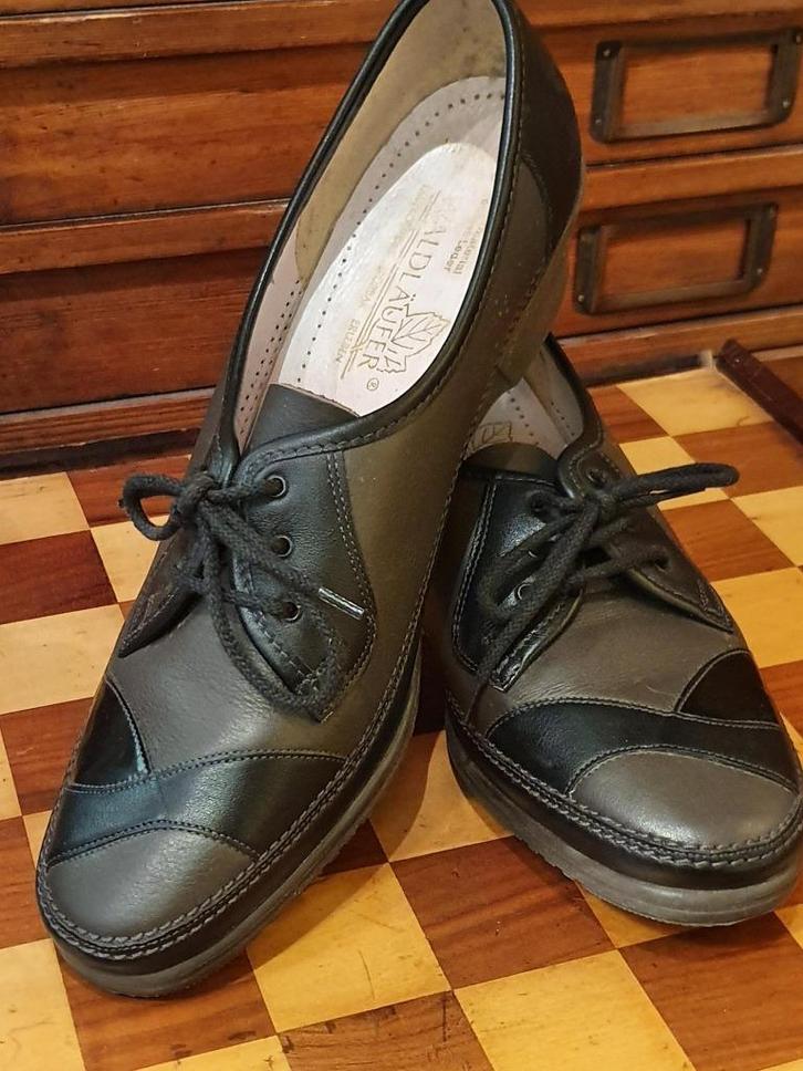 Waldlaufer degelijke zwart leren lage schoen sleehak mt 43,5, Kleding | Dames, Schoenen, Zo goed als nieuw, Overige typen, Zwart