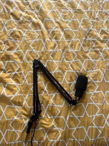 Razer Seiren X Microphone + Adjustable Mic Arm beschikbaar voor biedingen
