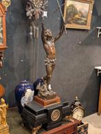 GROTE antieke Franse pendule bronzen beeld. 128 cm hoog 55 b, Ophalen