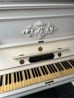 Witte Piano met Sierlijke Details, Ophalen