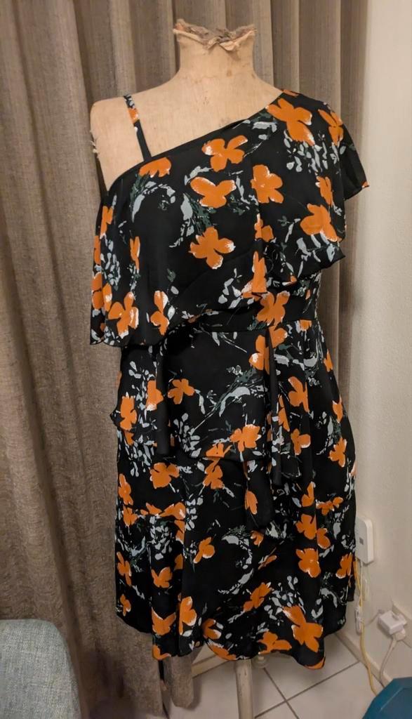 erg leuk mooi valend jurkje maat 44, Kleding | Dames, Jurken, Zo goed als nieuw, Maat 42/44 (L), Overige kleuren, Boven de knie