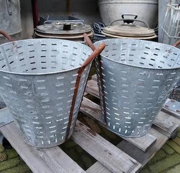 Zinken. Olijf emmers / manden beschikbaar voor biedingen