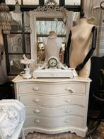 Wit brocante kast ladekast met gegolfde lades