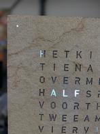 Nieuw Qlocktwo Desert Woordklok Design Kunst Klok 45x45, Wandklok, Nieuw, Ophalen of Verzenden, Qlocktwo