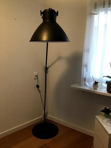 Stoere staande lamp in industriële stijl beschikbaar voor biedingen